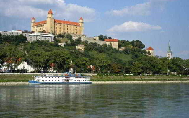 Botel Marina