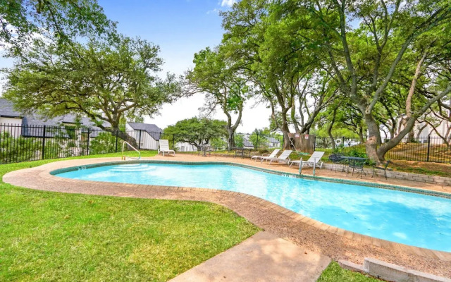 Charming Lakeside Condo - Moments to Lake Fun