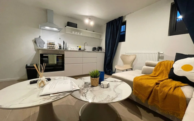 One Lux Stay Near Antwerp Central - Studio Apartment