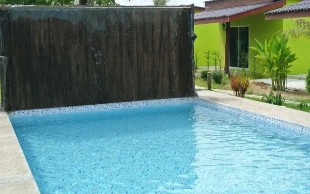 Ban Pool Green View Resort
