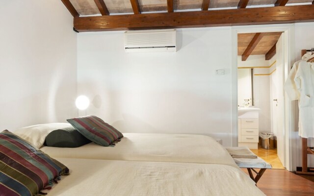 Waterfront Mansion in Rome near Lake