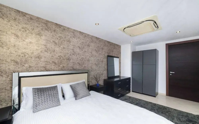 Modern 3bdr Apt at Villaggio - Rooftop Pool & Skybar
