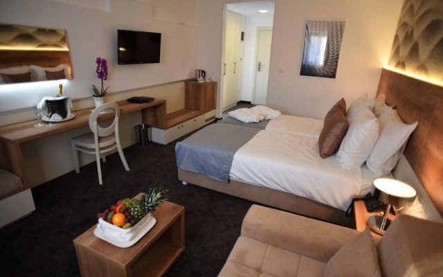 Santiny Hotel & Restaurant