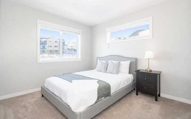 Bright Modern 4bed 2bath Townhouse With Parking