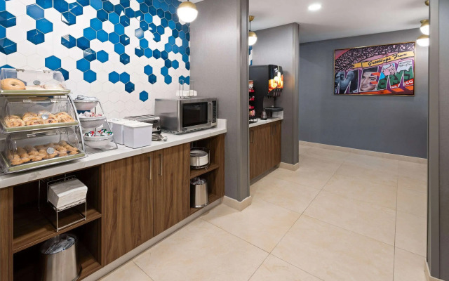 La Quinta Inn & Suites by Wyndham Memphis I-240