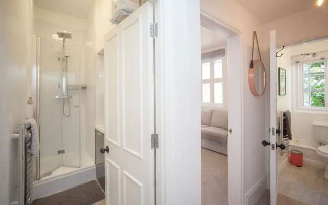 Elegant 1 Bedroom Flat With Period Features in Bristol