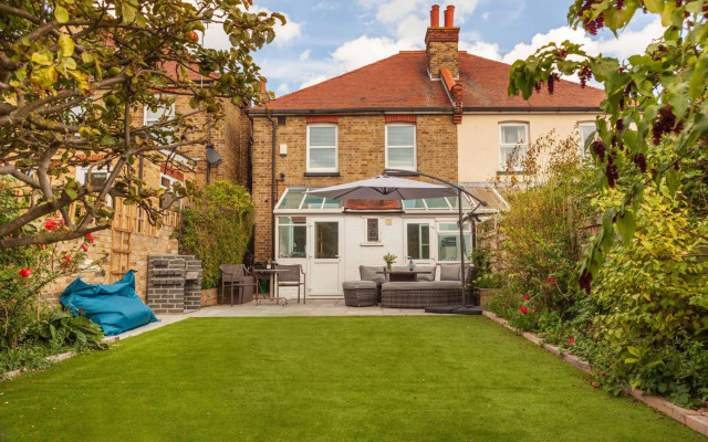 Sea Glimpses with free parking and garden