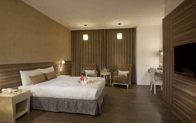 Renyi Lake Hotel