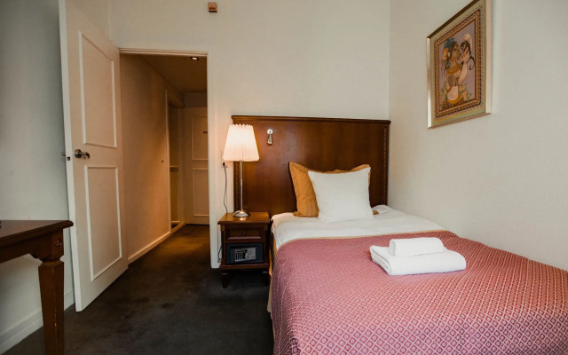 Ascot Hotel & Apartments