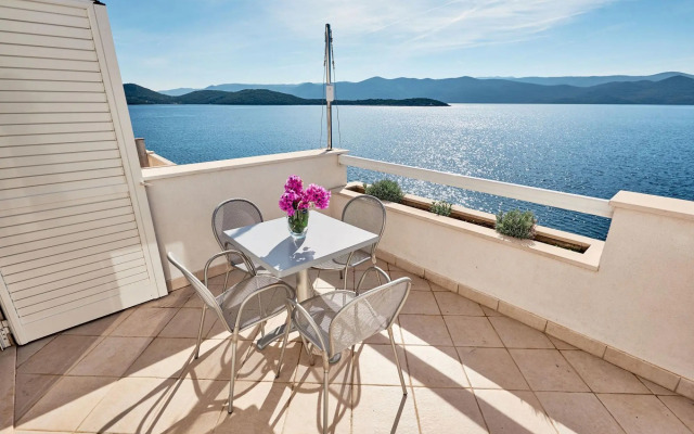 Sea front - free parking - A1(2+2)