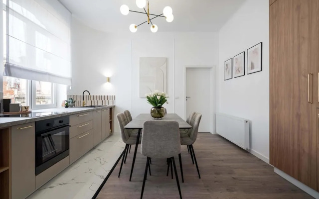 Gorgeous & Bright 2BR Condos - Steps From Old Town