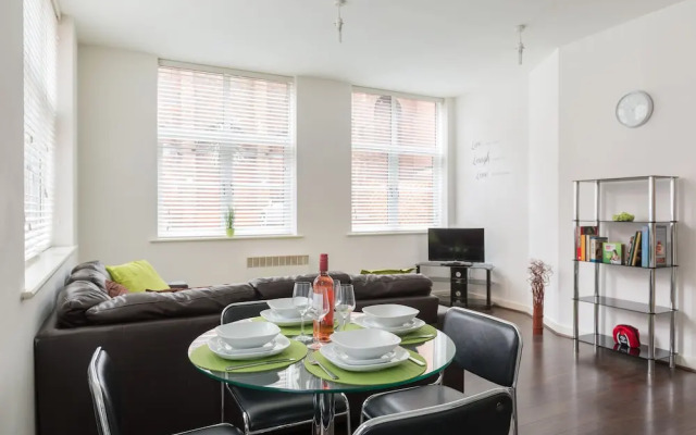 Beautiful 2-bed Apartment Sleeps 5 in Birmingham