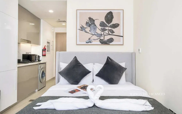Large Balcony Studio 10 Minutes From Dubai Mall