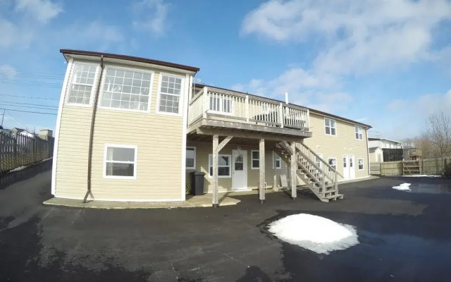 Admiral's Quay Motel & Suites