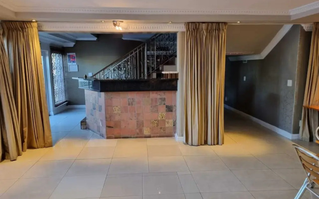 Savoy Lodge - Standard Double Room 7