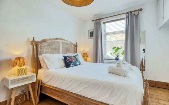 Stylish 2BD with Private Garden & Sauna