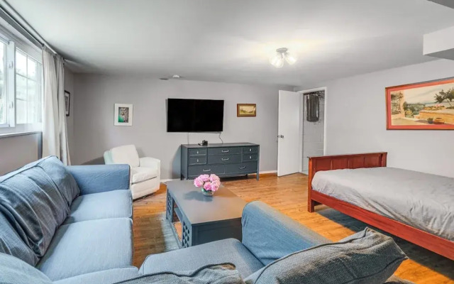 Pet-friendly Arlington Townhome w/ Furnished Patio