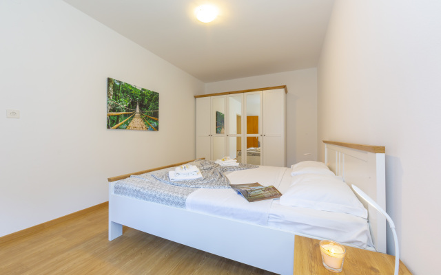 Garden on the lake 2