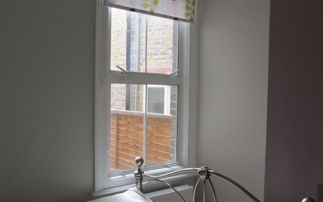 The Quiet & Cosy Fulham Reach Crib