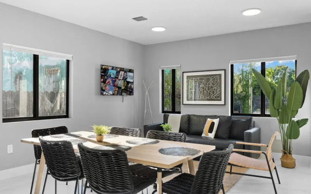 Modern 4-BR House with Free Parking