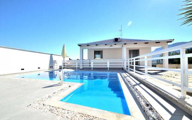 Al062 Villa Bianca 10 Posti con Piscina Privata e