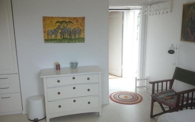 Ljust boende, egen ingång och trädgård i centrum