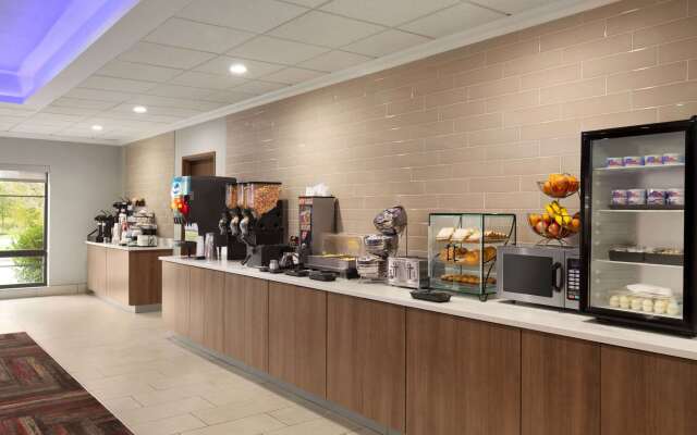 La Quinta Inn & Suites by Wyndham Lackawanna