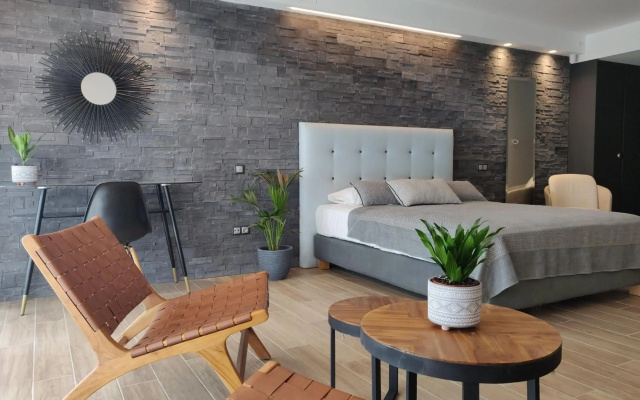 Sunny new lovely apartment 60 meters from the metro