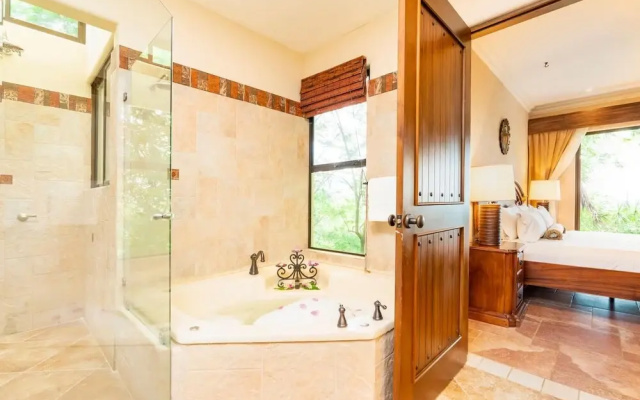 Luxurios Beachfront Villa on Flamingo Beach with Daily Maid and Security