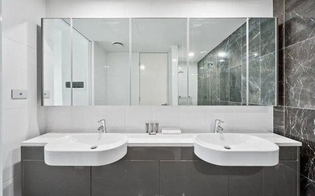 Stylish 1-bed Retreat Steps From Foreshore