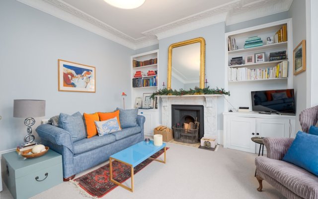 Charming Flat in Leafy West London by Underthedoormat