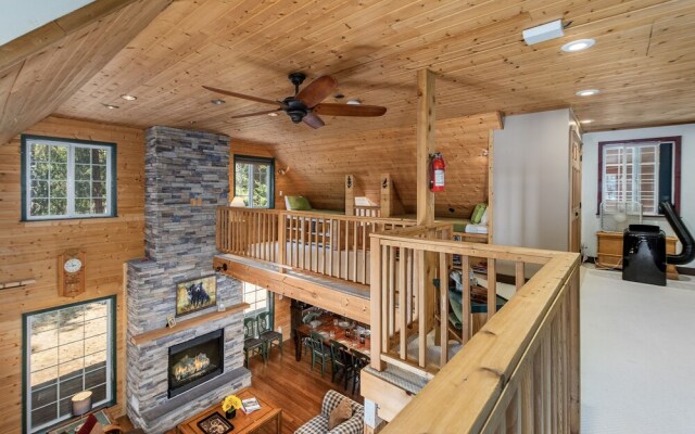 Pine Acres 4 Bedroom Home by NW Comfy Cabins by RedAwning