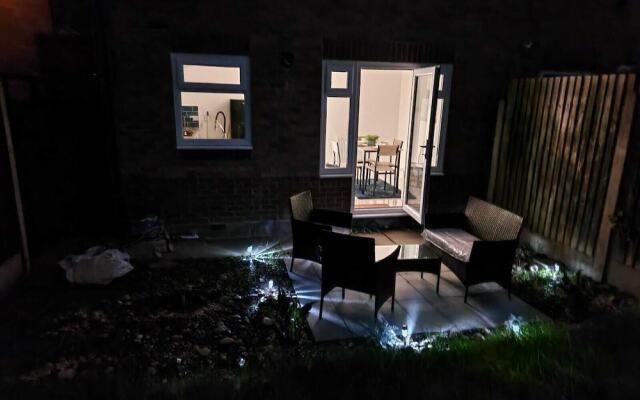 Stunning 3-bed Home Near City Centre, Chic Comfort
