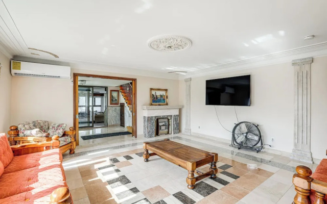 Beachfront Home ~ 7 Mi to Cape May!