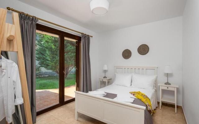 3 Roses Residence
