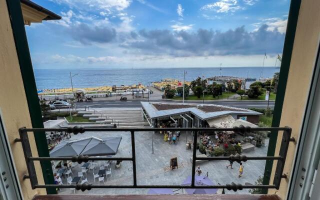 Splendido appartamento con vista mare su piazza Dante