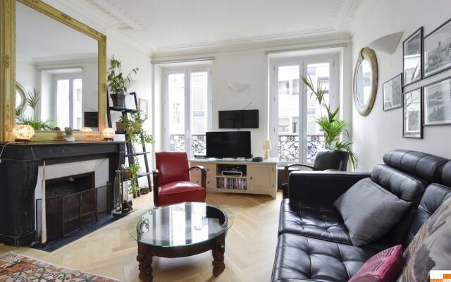 204340 - A two-room apartment with traditional chic style in the Marais