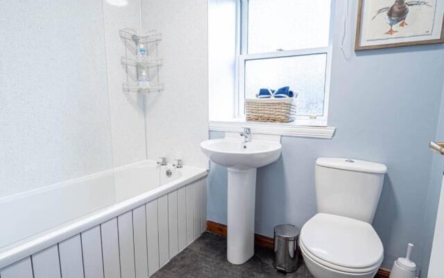 Cozy Newly Renovated Town Centre Apartment