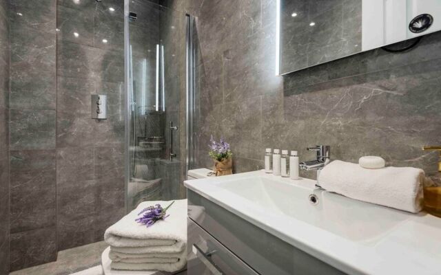 Bright and Modern Bayswater Apartment