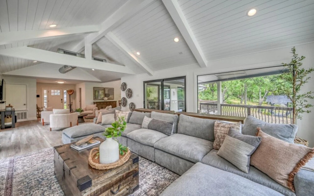 New! Luxury Riverfront Villa W/firepit & Gameroom!