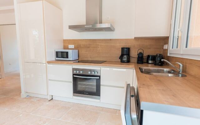 Modern Villa With Large Garden