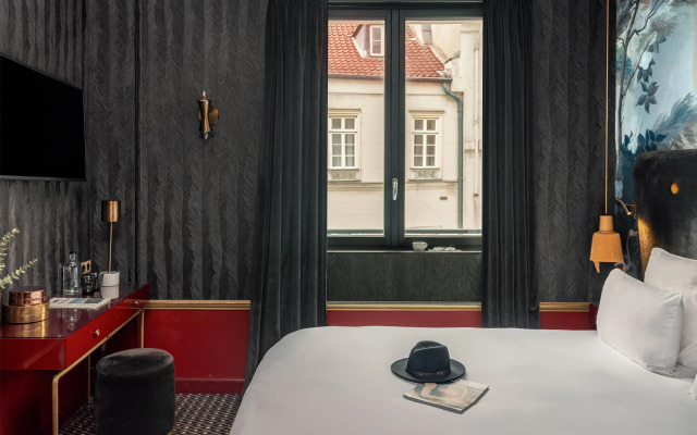 Snob Hotel