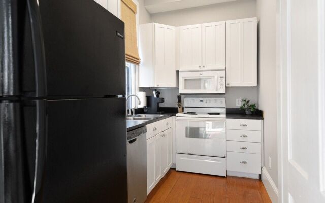 Beautiful Renovated Apartment Near King Street