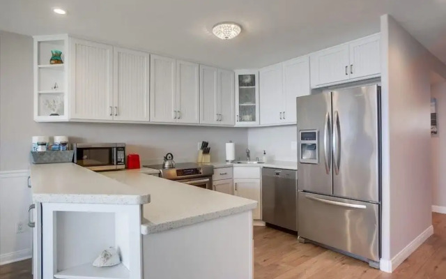 Remodeled Beachfront Condo With Pool and Beach Access Dmst14 by Redawning