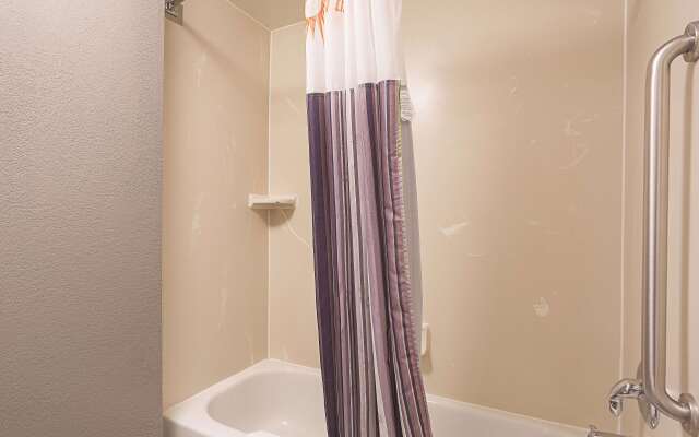 La Quinta Inn & Suites by Wyndham Warwick Providence Airport