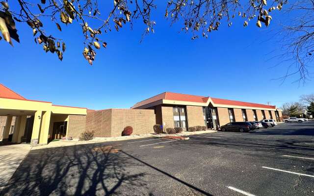 Super 8 by Wyndham Harrison OH