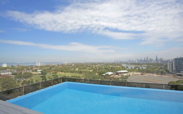 2BR Apt Wifi Infinity Pool St Kilda