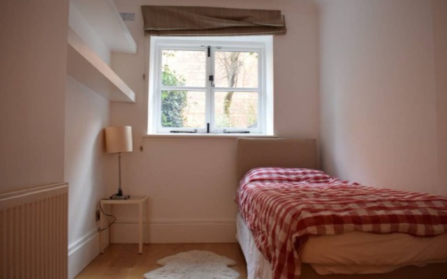 Shepherd&#39;s Bush 2 Bedroom Flat With Garden