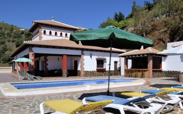 Spacious Villa in Sayalonga with Jacuzzi