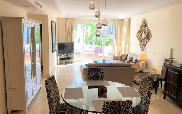 Beachside Luxury 2 bedroom apartment, Puerto Banus